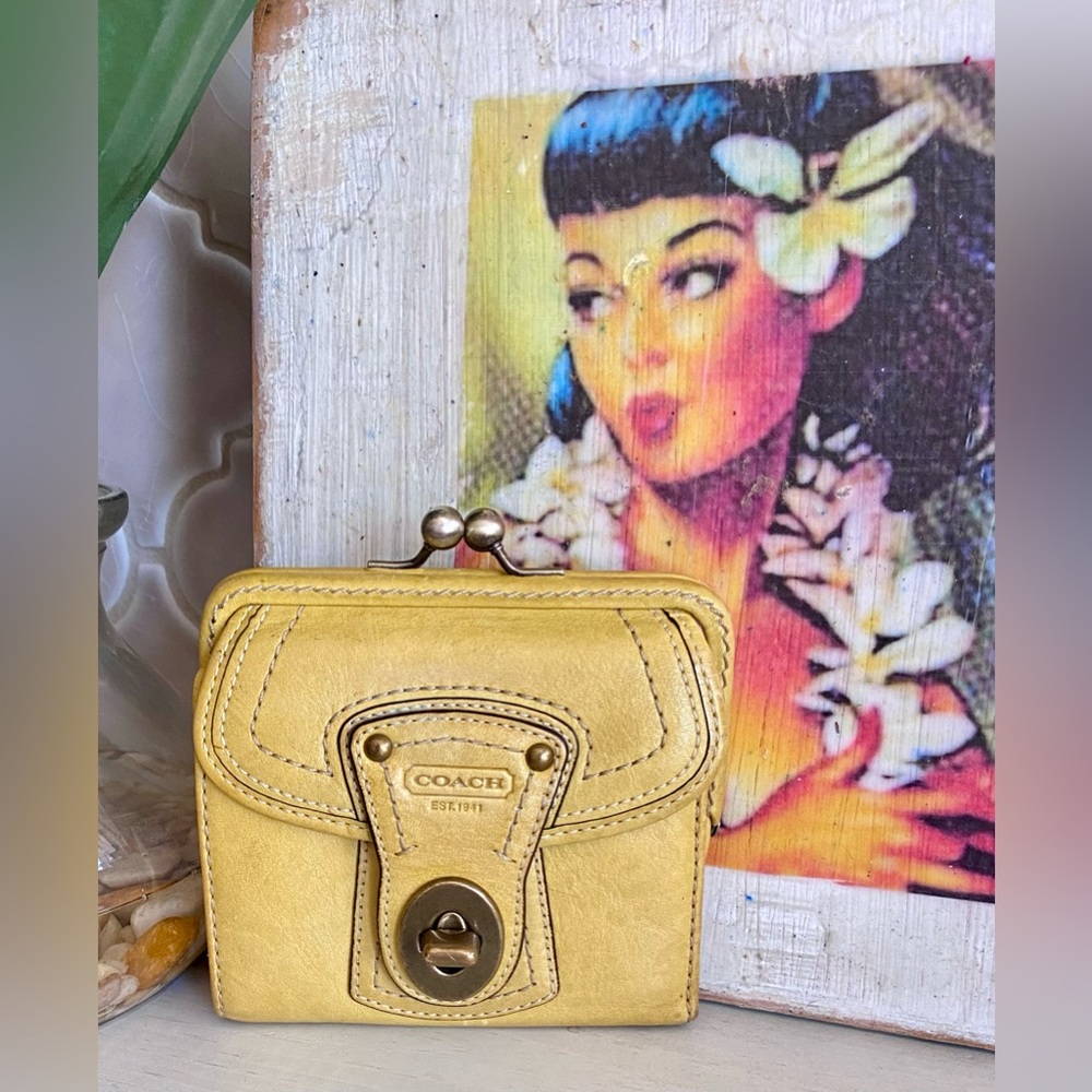 🟡 COACH GIGI 65TH ANNIVERSARY YELLOW LEATHER KISSLOCK TRIFOLD WALLET 🟡